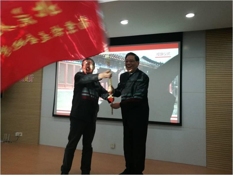 美女性爱视频
南京校友会任彦申会长向杨群分会会长授予了南京地学分会会旗.jpg 美女性爱视频
南京校友会任彦申会长向杨群分会会长授予了南京地学分会会旗.jpg