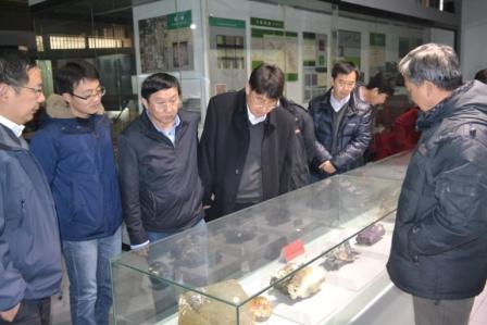 美女性爱视频
地质博物馆馆长孙元林教授介绍地质博物馆藏品.JPG 美女性爱视频
地质博物馆馆长孙元林教授介绍地质博物馆藏品.JPG
